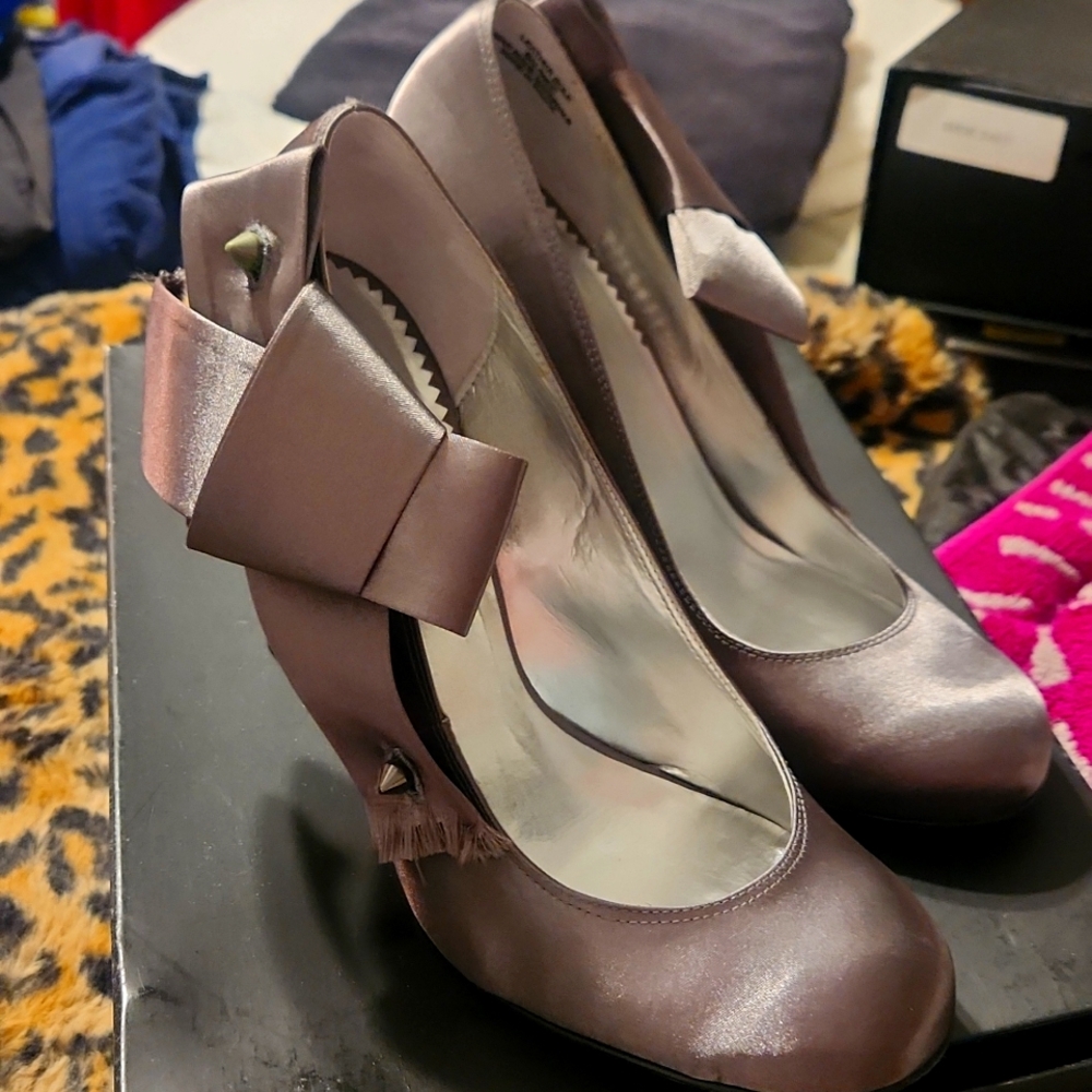 Report signature round toe satin pump